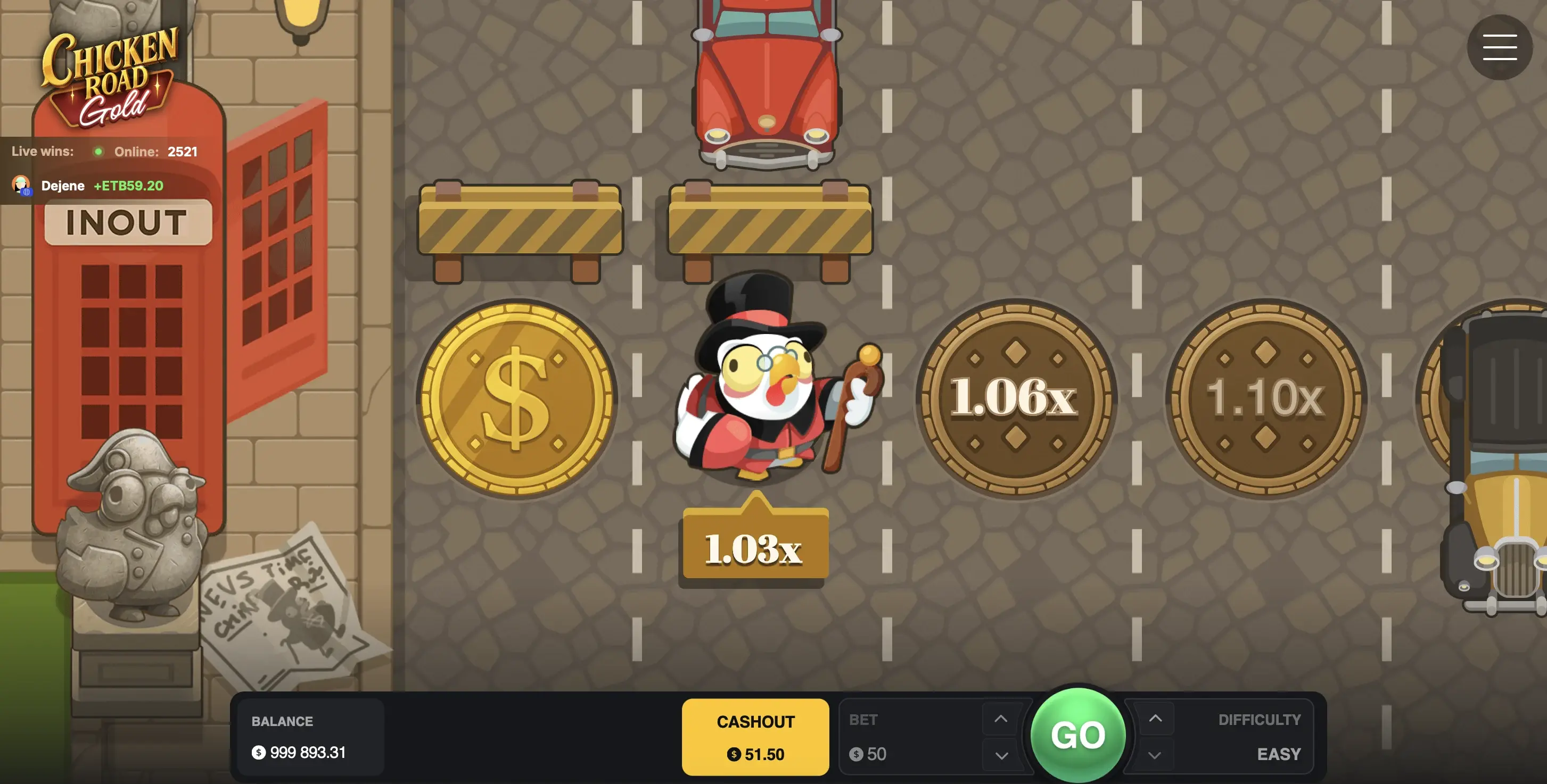 Chicken Road Gold Gameplay — Gentleman-Hähnchen mit Zylinder und Gehstock auf Kopfsteinpflaster-Straße, Oldtimer als Hindernisse